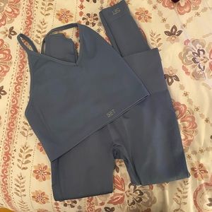 Set active blue set size small top and bottom